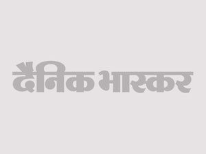 बीडीओ के कहने पर पीड़ित परिवार ने रविवार सुबह बच्ची निम्मी (इनसेट में फोटो) के शव को दफना दिया। जबकि, नियमानुसार भूख से मौत के मामले में पोस्टमार्टम कराया जाता है। फोटो में कलावती देवी अपने बच्चों के साथ मौजूद हैं।