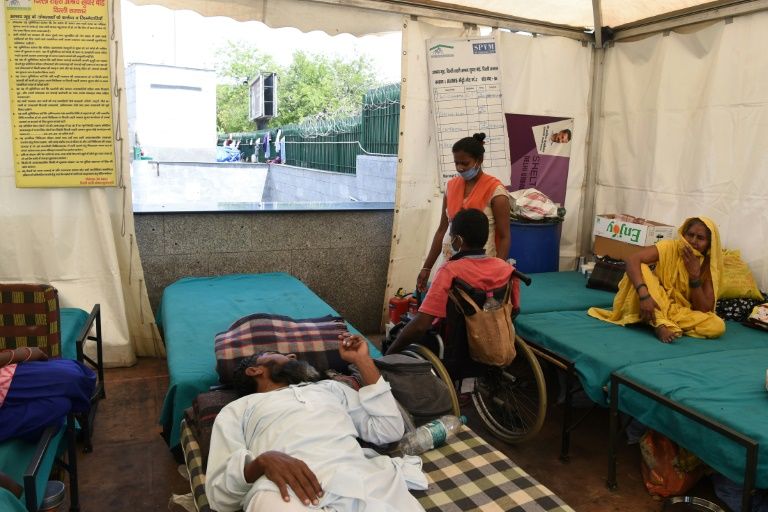 Some patients rely on shelters (AFP Photo/Prakash SINGH)
