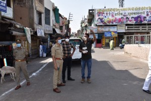 कोरोना से देश को मुक्त बनाने के लिए उठे हजारों हाथ, घरों में हुई नमाज