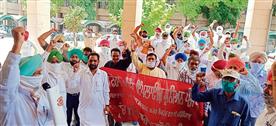 Flouting norms, union members protest without social distancing