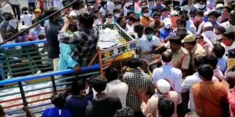 Relatives of Mohammed Ghouse staging a protest at Sattenapalli in Guntur district