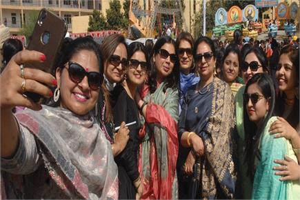 खालसा कालेज फॉर वूमन में फेट के दौरान टीचर्स प्रिंसीपल के साथ सैल्फी...