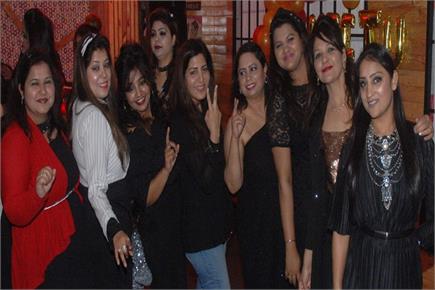 वैस्टर्न ड्रैस में की गेट टूगैदर