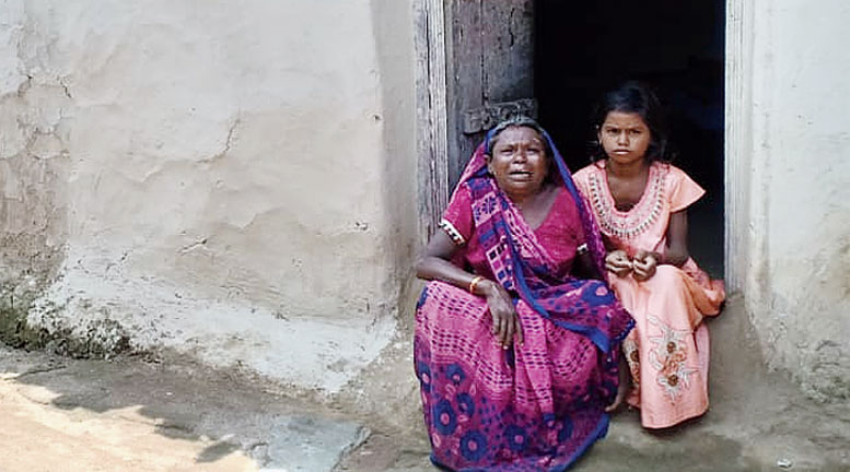 Somari Bhuiyan’s mother and a relative mourn after getting the news of his death in Chatra district of Jharkhand on Wednesday.